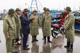 Phó Chủ tịch UBND tỉnh Lê Anh Tuấn chỉ đạo công tác ứng phó với bão số 3 tại huyện Tĩnh Gia