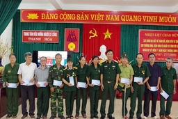 Đoàn công tác Quân khu 4 thăm, tặng quà tại Trung tâm điều dưỡng người có công tỉnh Thanh Hóa