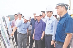 Bộ trưởng Bộ Giao thông - Vận tải Nguyễn Văn Thể kiểm tra tình hình phát triển Cảng biển Nghi Sơn