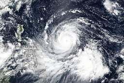 Bão số 5 suy yếu thành áp thấp nhiệt đới, siêu bão Mangkhut tiến gần Biển Đông