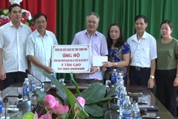 Đồng chí Mai Sỹ Diến, Phó Trưởng đoàn ĐBQH tỉnh thăm, tặng quà nhân dân vùng lũ huyện Quan Hóa