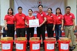Hội Chữ thập đỏ TP Hà Nội tặng quà cho huyện Mường Lát