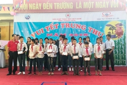 Hội Chữ thập đỏ tỉnh tổ chức chương trình vui tết trung thu tại xã Hà Đông (Hà Trung)