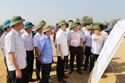 Chủ tịch UBND tỉnh Nguyễn Đình Xứng kiểm tra tiến độ thực hiện dự án tuyến đường giao thông ven biển