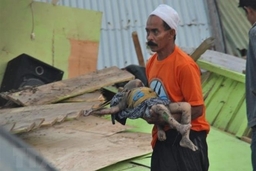 Nỗ lực cứu hộ sau động đất, sóng thần tại Indonesia gặp nhiều trở ngại