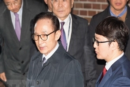 Cựu Tổng thống Hàn Quốc Lee Myung-bak bị kết án 15 năm tù giam