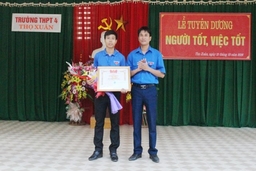 Trao tặng Bằng khen của Tỉnh đoàn Thanh Hóa cho thầy giáo Phạm Văn Thiện