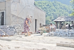 Huyện Quan Hóa tập trung hỗ trợ người dân xây dựng nhà ở sau mưa lũ