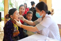 Hơn 2.000 người nghèo huyện Lang Chánh được khám bệnh, cấp phát thuốc miễn phí
