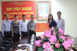 Tiếp nhận 1 tỷ đồng của Ủy ban MTTQ TP Hồ Chí Minh hỗ trợ người dân bị ảnh hưởng do mưa lũ