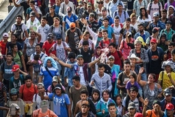 Hàng nghìn người di cư xuất hiện tại biên giới Mỹ-Mexico