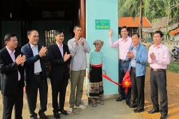 Ngân hàng CSXH Thanh Hóa hỗ trợ 100 triệu đồng xây dựng nhà tình nghĩa cho gia đình chính sách