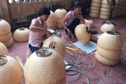 Người phụ nữ phát triển nghề đan đèn lồng