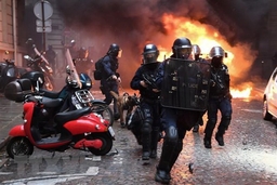 Tổng thống Pháp kêu gọi đảm bảo trật tự sau vụ tấn công cảnh sát