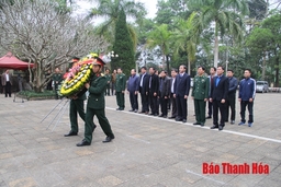 Đoàn đại biểu tỉnh Thanh Hóa viếng nghĩa trang liệt sĩ tại tỉnh Hà Giang