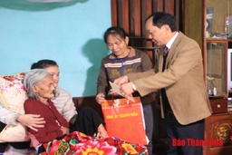 Đồng chí Trưởng Ban Tuyên giáo Tỉnh ủy kiểm tra sản xuất đầu năm và tặng quà gia đình chính sách huyện Nông Cống