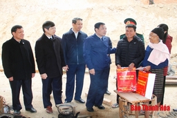 Bộ trưởng Bộ Nông nghiệp và Phát triển Nông thôn Nguyễn Xuân Cường thăm, tặng quà tại huyện Mường Lát