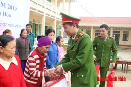 Tặng quà tình nghĩa, tuyên truyền hướng dẫn kỹ năng PCCC và CNCH tại huyện Cẩm Thủy  