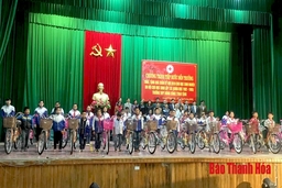 Chương trình “Tiếp bước đến trường” trao tặng xe đạp cho học sinh nghèo tại Nông Cống