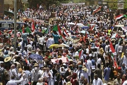Hàng trăm người biểu tình tiếp tục đổ về thủ đô Khartoum của Sudan