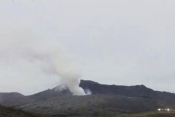 Núi lửa Aso ở Nhật Bản “thức giấc” với cột khói bụi cao 1.600m