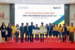 Sun Life Việt Nam chi trả quyền lợi bảo hiểm cho hai khách hàng tại Thanh Hóa