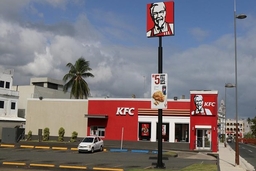 Bị cảnh sát bắt vì “”ăn chực“” gà rán ở KFC suốt một năm trời