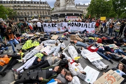 Hàng nghìn người dân tuần hành phản đối Monsanto tại Pháp