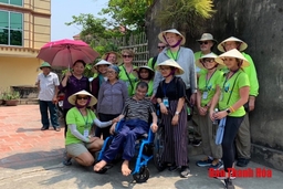Trao tặng xe lăn cho người khuyết tật huyện Đông Sơn