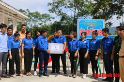 Thăm, tặng quà đội hình tình nguyện tại huyện Thường Xuân
