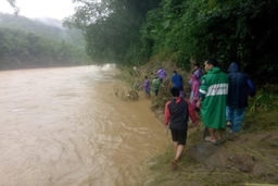 Đoàn viên thanh niên huyện Quan Sơn tham gia cứu hộ, cứu nạn, giúp dân khắc phục mưa lũ