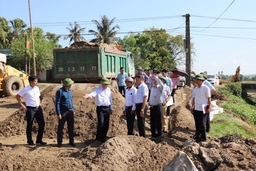 Phó Chủ tịch Thường trực UBND tỉnh Nguyễn Đức Quyền kiểm tra dự án giao thông nối TP. Sầm Sơn với Khu Kinh tế Nghi Sơn.