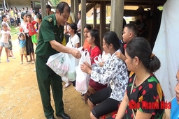 Bộ đội Biên phòng TP Hồ Chí Minh cùng các đơn vị trao 400 triệu đồng cho người dân vùng lũ Sa Ná, Quan Sơn