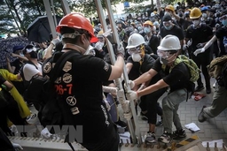 Hong Kong: Đụng độ giữa cảnh sát chống bạo loạn và người biểu tình
