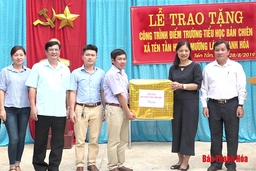 Văn phòng Trung ương Đảng trao tặng điểm trường tiểu học bản Chiên Pục, xã Tén Tằn, huyện Mường Lát