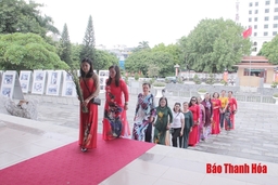 Đông đảo các tầng lớp nhân dân đến dâng hương, báo công tại Khu Văn hóa tưởng niệm Chủ tịch Hồ Chí Minh