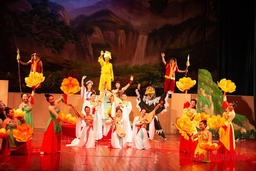 Công diễn vở kịch “Tiếng đàn Thạch Sanh” phục vụ các em thiếu nhi xứ Thanh