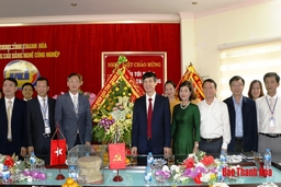 Chủ tịch UBND tỉnh Nguyễn Đình Xứng chúc mừng Ngày Nhà giáo Việt Nam tại Trường Cao đẳng nghề Công nghiệp Thanh Hóa