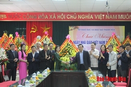 Phó Chủ tịch UBND tỉnh Phạm Đăng Quyền chúc mừng ngày Nhà giáo Việt Nam