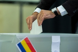 Hơn 18 triệu cử tri Romania đi bỏ phiếu bầu tổng thống vòng hai