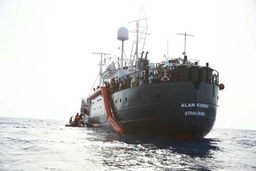 Italy cấp phép cập cảng cho 2 tàu cứu hộ chở hơn 100 người di cư