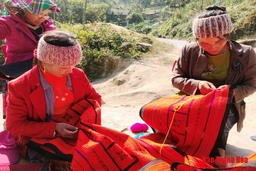 Phụ nữ dân tộc Mông huyện Mường Lát kiếm tiền từ nghề thêu trang phục truyền thống