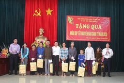 Ban Quản lý Khu Kinh tế Nghi Sơn và Các Khu công nghiệp tỉnh tặng quà hỗ trợ hộ nghèo xã Trúc Lâm