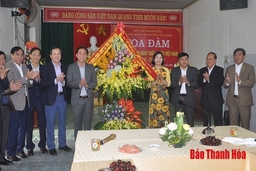 Phó Bí thư Thường trực Tỉnh ủy Đỗ Trọng Hưng chúc mừng các đơn vị y tế tại huyện Yên Định