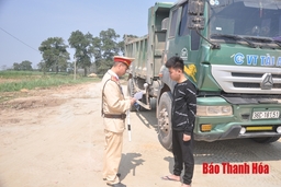 Công an huyện Thọ Xuân xử lý nghiêm xe quá khổ, quá tải
