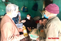 Hội LHPN huyện Vĩnh Lộc trao tặng 150 suất quà cho các hộ nghèo, có hoàn cảnh khó khăn