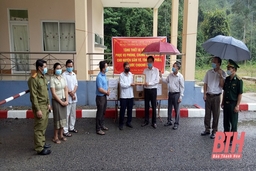 Huyện Thường Xuân trao tặng huyện Sầm Tớ (Lào)  vật tư y tế phòng, chống dịch COVID - 19