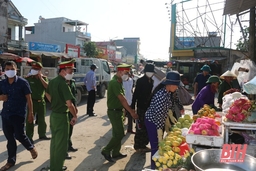 Công an huyện Hoằng Hóa ra quân chấn chỉnh tình trạng họp chợ trái phép tại ngã năm xã Hoằng Ngọc