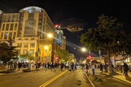 Mỹ điều tra việc sử dụng máy bay trực thăng uy hiếp người biểu tình