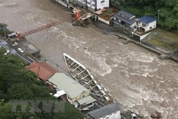 Hàng nghìn hộ gia đình tại Nhật Bản bị mắc kẹt do lũ lụt